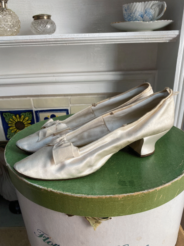 Antique 19th Century Victorian Ivory Silk Wedding Shoes (UK 4)